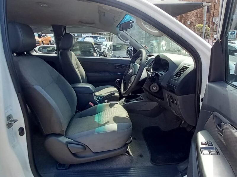2015 Toyota Hilux 2.5D-4D Xtra Cab SRX For Sale in KZN
