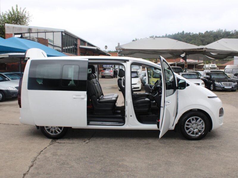 2022 Hyundai Staria 2.2D Executive 9-seater For Sale in KZN